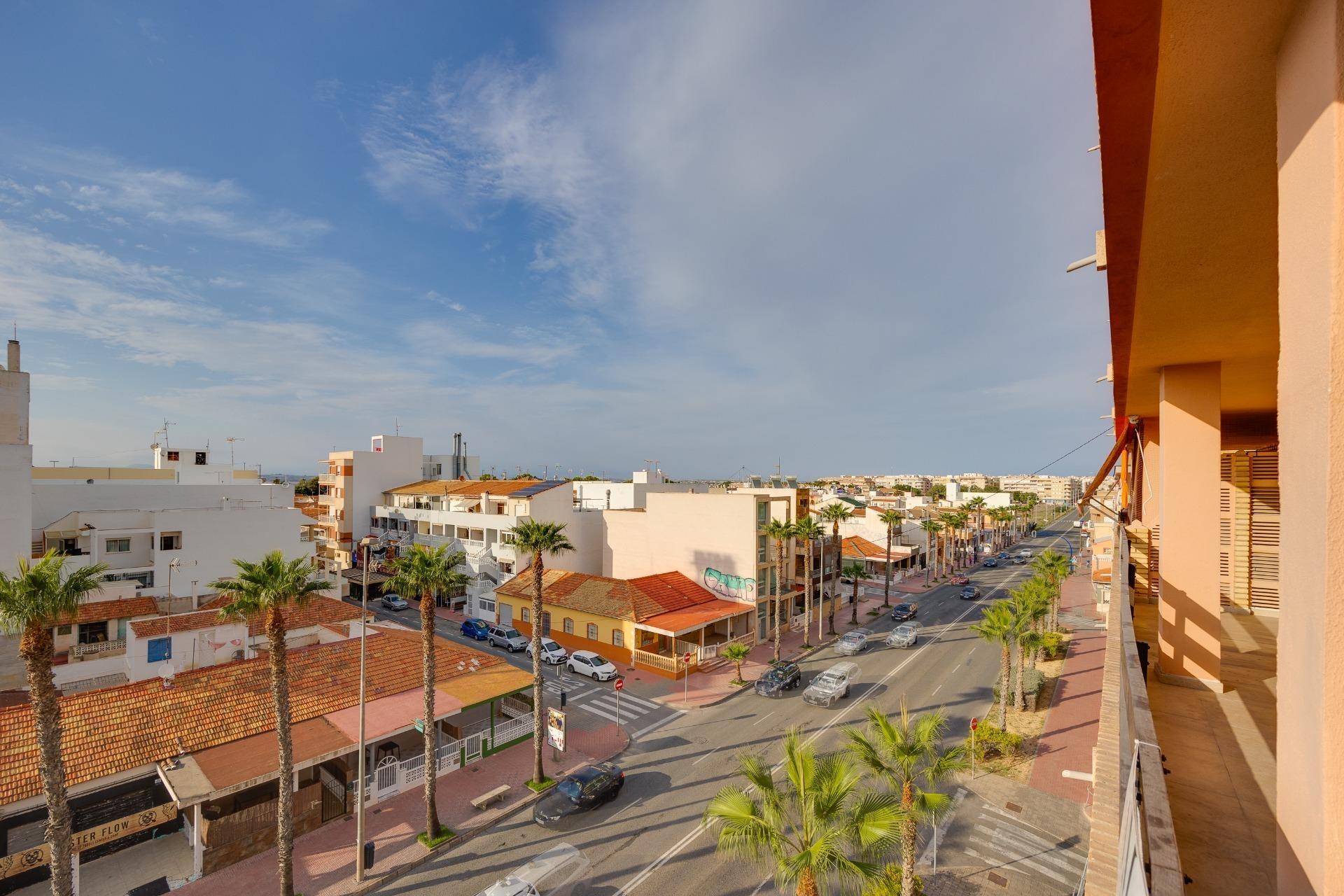 Modern renovated apartment near Playa de los Náufragos, Torrevieja — 3 bedrooms