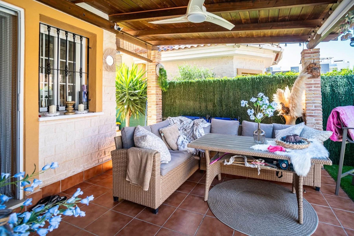 Detached villa with private pool in El Raso, Guardamar del Segura