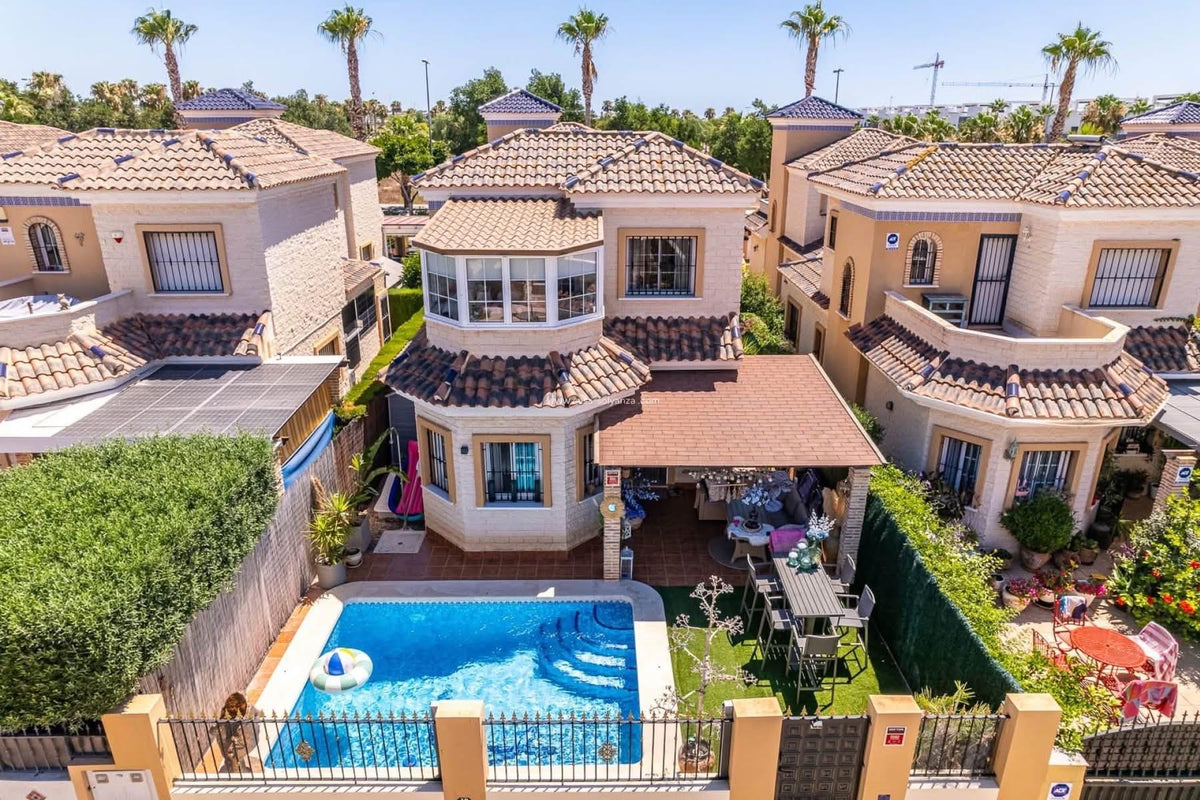 Detached villa with private pool in El Raso, Guardamar del Segura