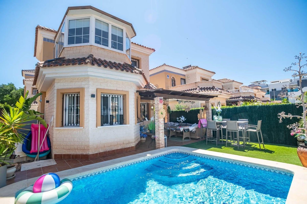 Detached villa with private pool in El Raso, Guardamar del Segura