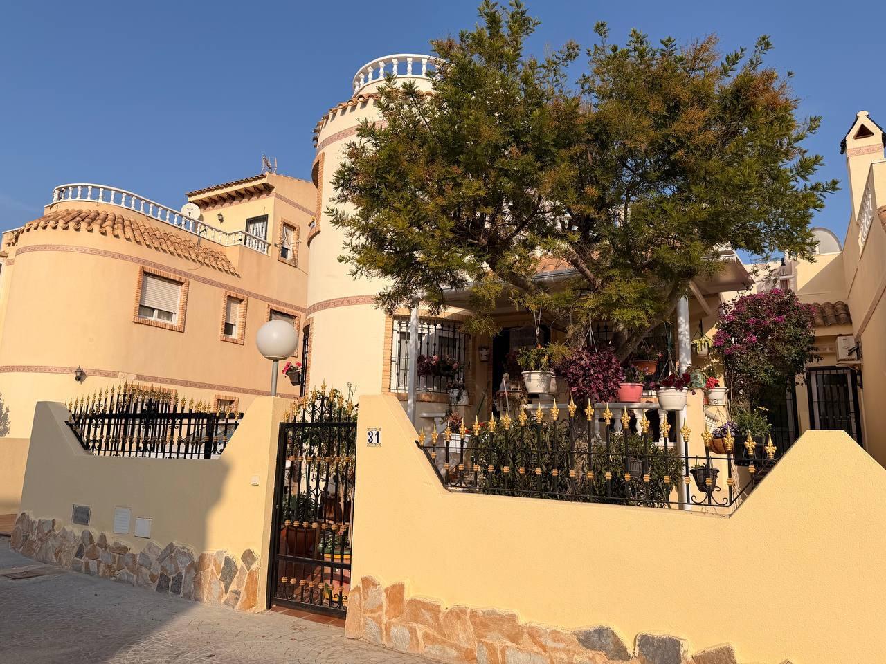 Semi-detached townhouse in La Florida, Orihuela Costa — 3 bedrooms, 130 m² plot