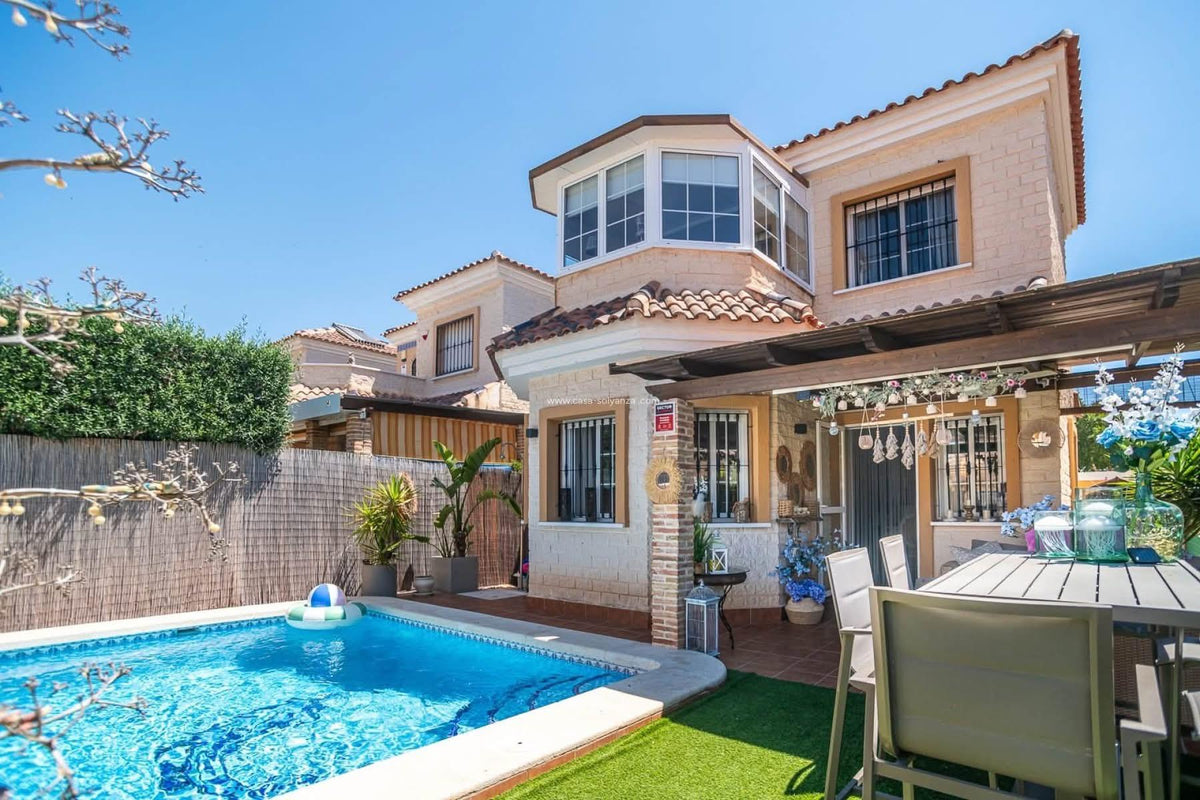 Detached villa with private pool in El Raso, Guardamar del Segura