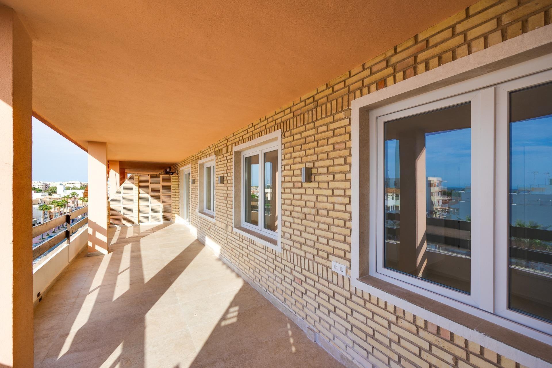 Modern renovated apartment near Playa de los Náufragos, Torrevieja — 3 bedrooms