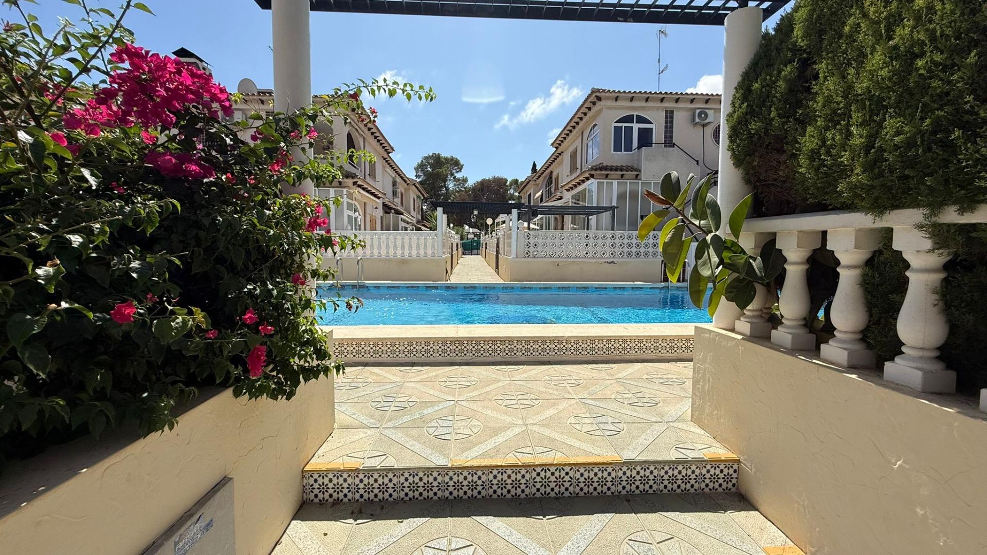 Exclusive top-floor bungalow with 2 bedrooms, 1 bathroom, pool and basement, Punta Prima