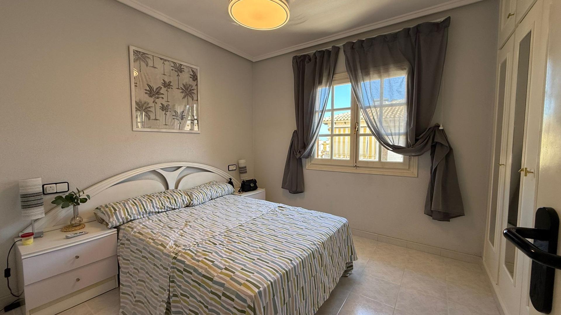 Exclusive top-floor bungalow with 2 bedrooms, 1 bathroom, pool and basement, Punta Prima