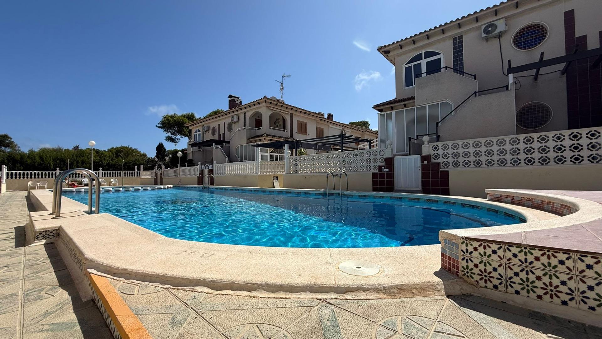 Exclusive top-floor bungalow with 2 bedrooms, 1 bathroom, pool and basement, Punta Prima