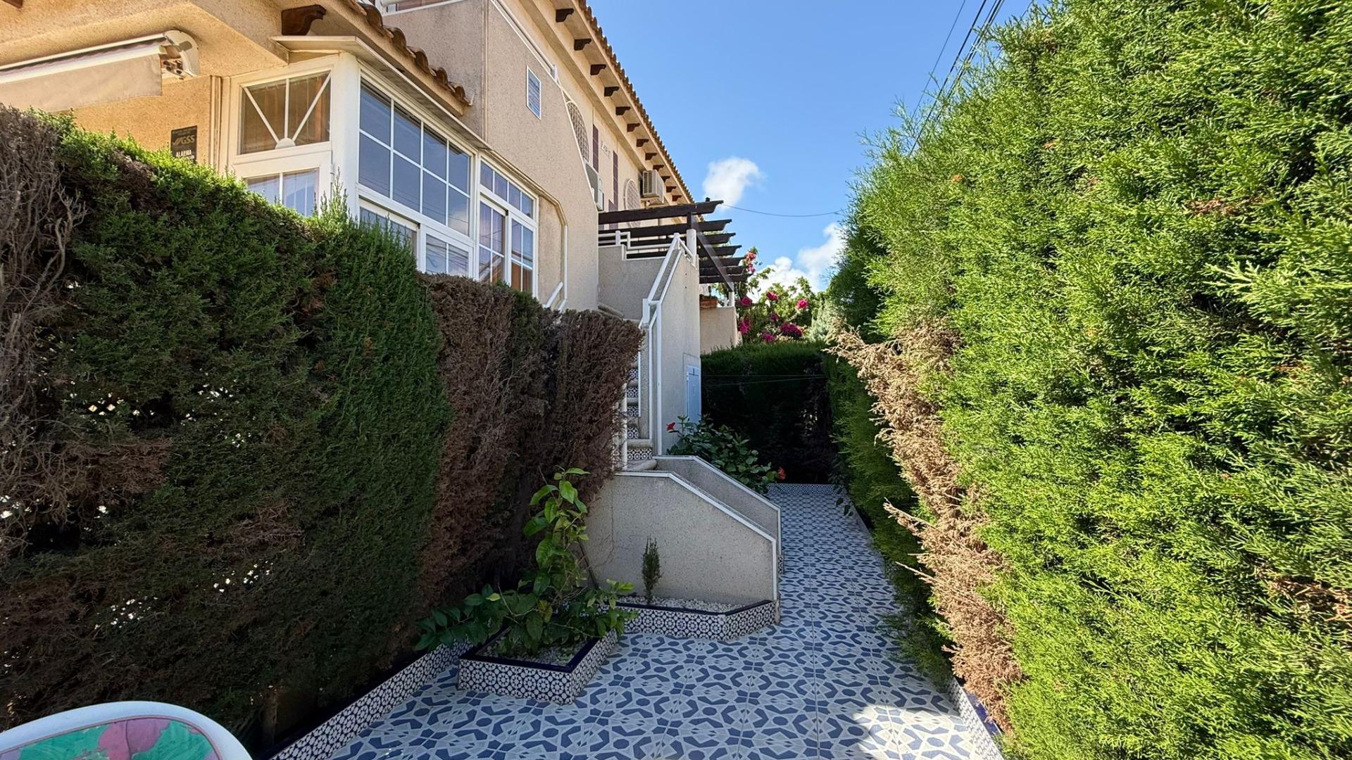 Exclusive top-floor bungalow with 2 bedrooms, 1 bathroom, pool and basement, Punta Prima