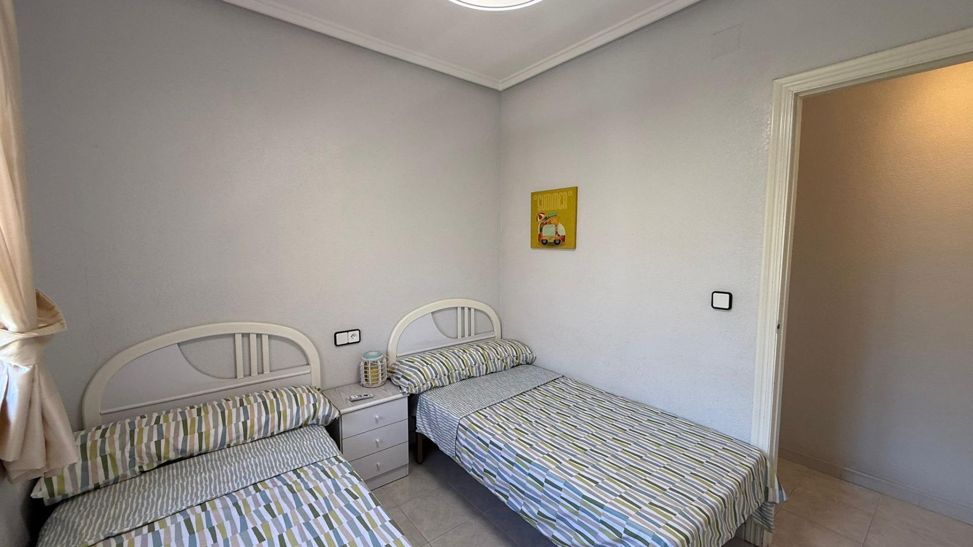 Бунгало на верхнем этаже с 2 спальнями, 1 ванной, бассейном и подвалом, Пунта Прима