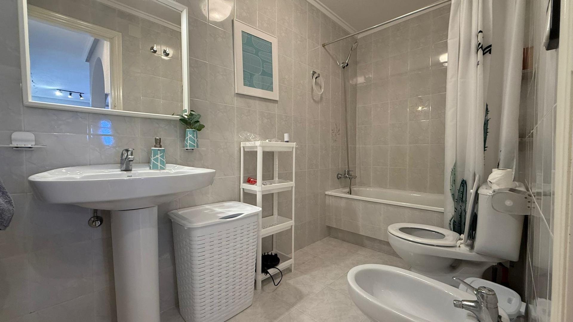 Бунгало на верхнем этаже с 2 спальнями, 1 ванной, бассейном и подвалом, Пунта Прима