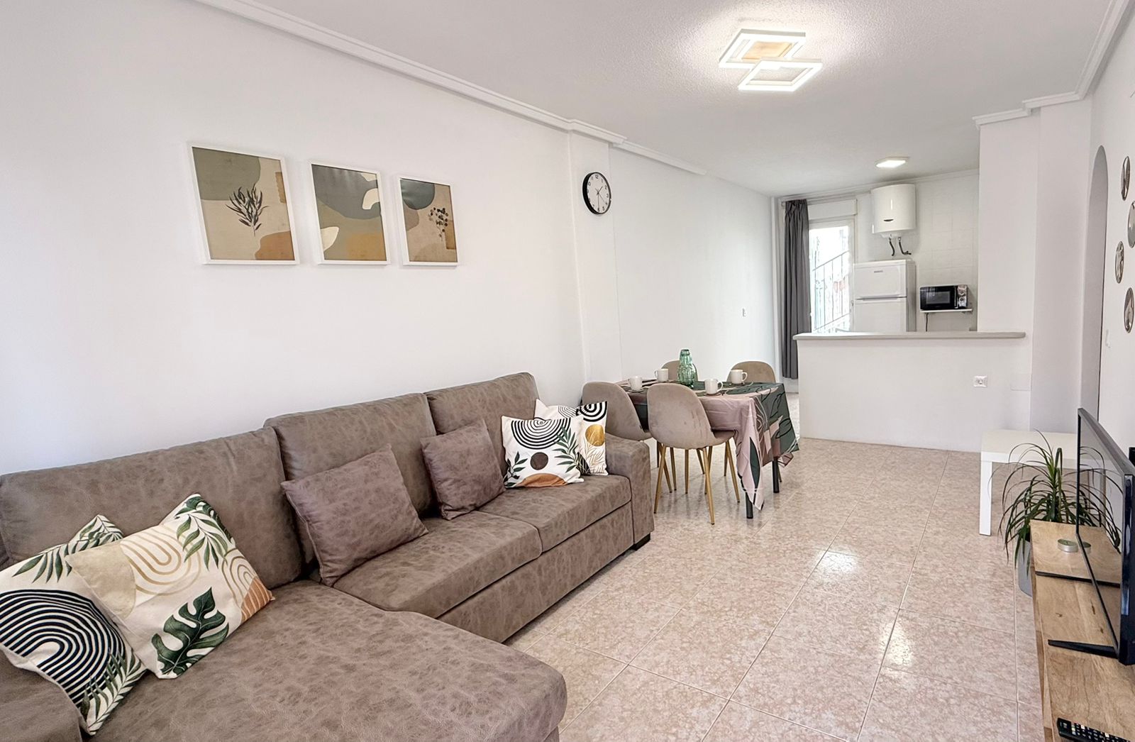 Бунгало в Торревьехе с просторным солярием, туристической лицензией и шаговой доступностью до моря