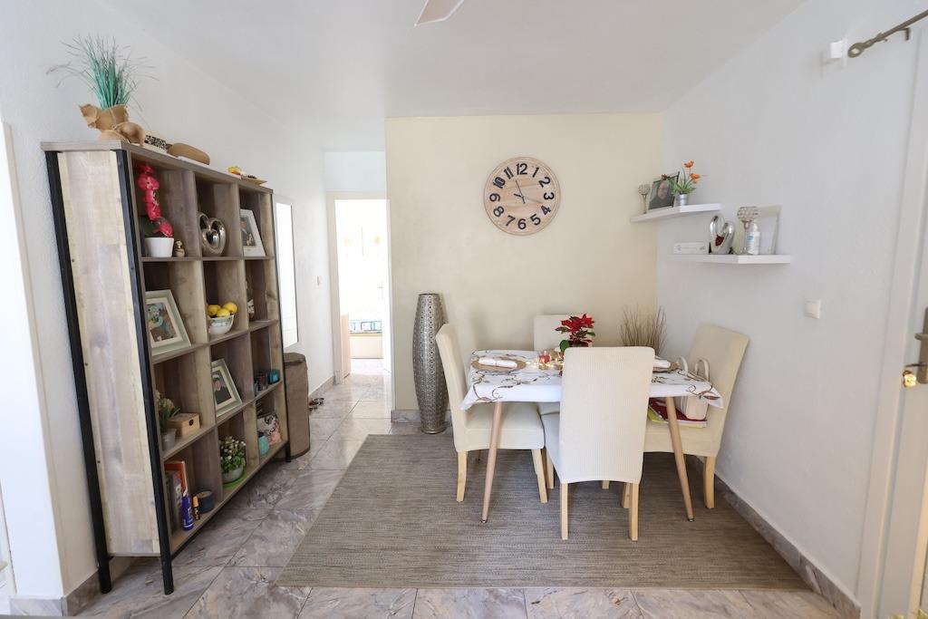 Top-floor bungalow with private solarium and communal pool in El Limonar