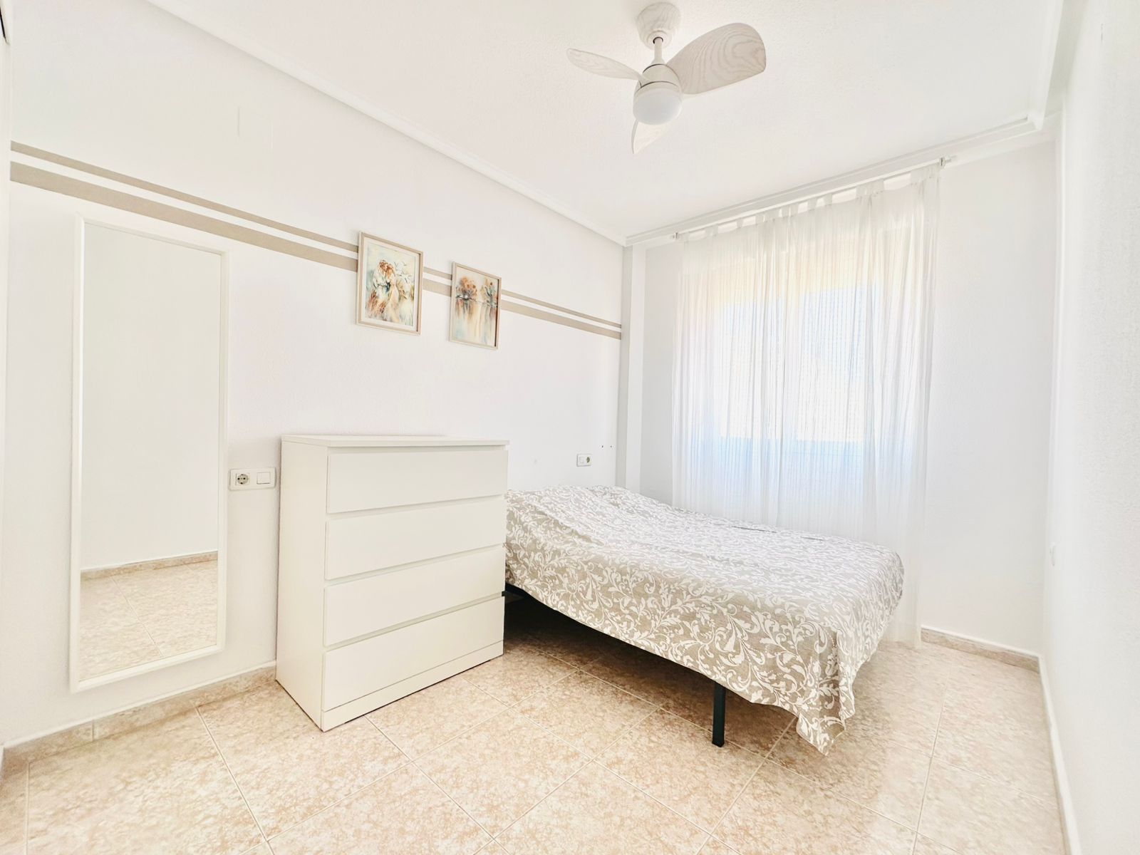 Бунгало в Торревьехе с просторным солярием, туристической лицензией и шаговой доступностью до моря