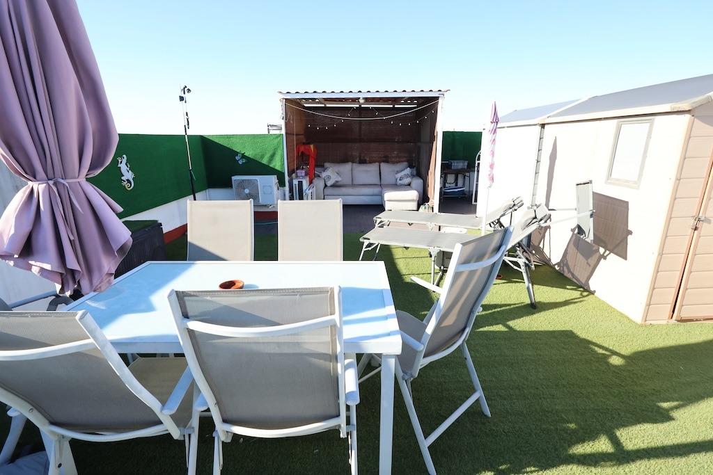 Top-floor bungalow with private solarium and communal pool in El Limonar