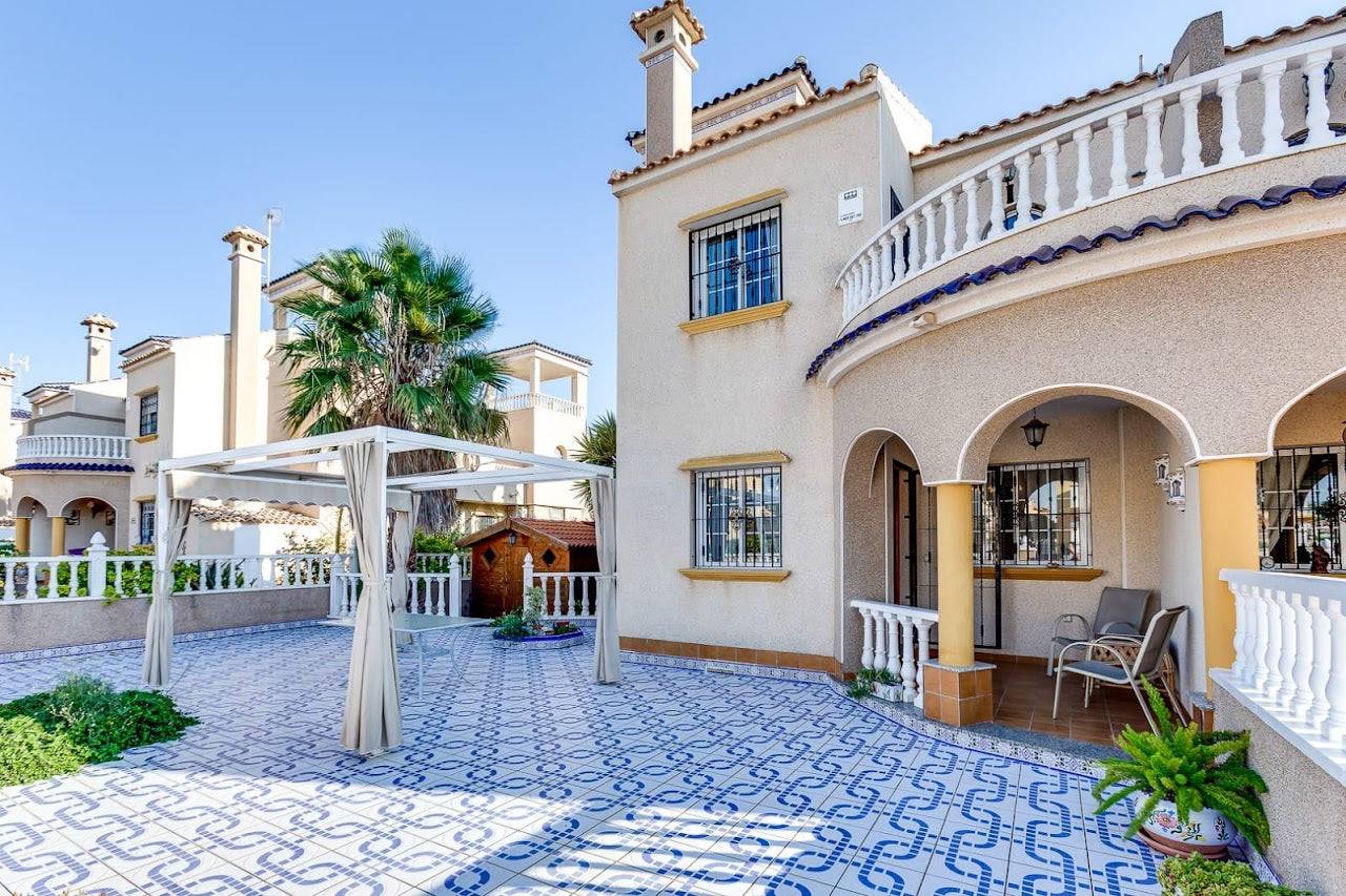 Long-Term Rental – House with Fireplace, Solarium &amp; BBQ Area in El Raso