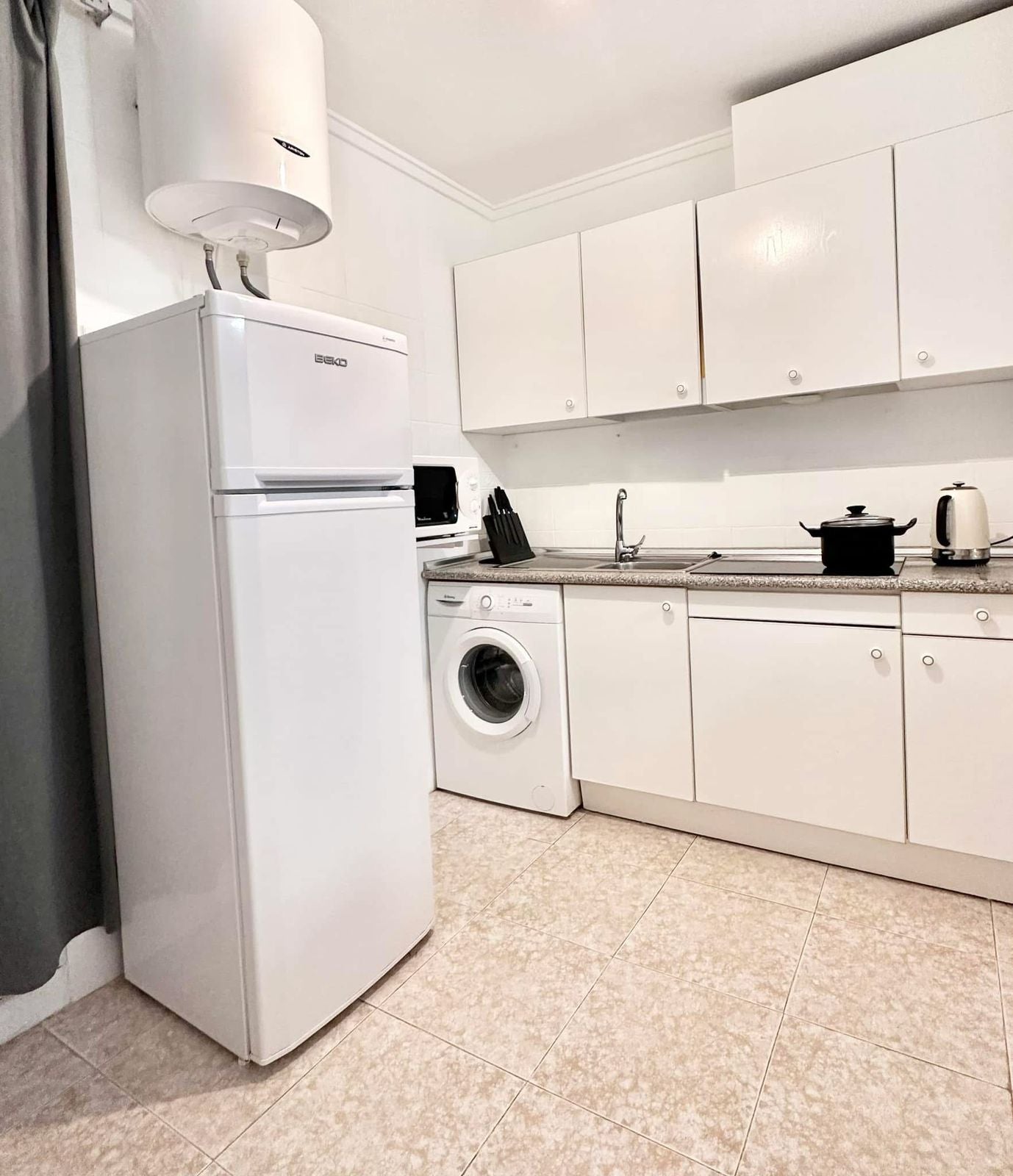 Бунгало в Торревьехе с просторным солярием, туристической лицензией и шаговой доступностью до моря