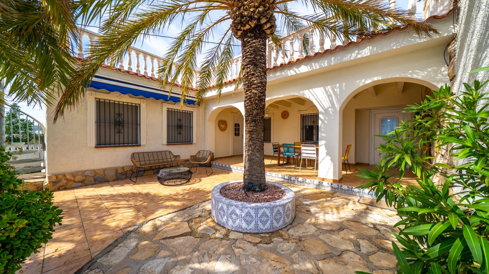 Villa with sea views and private pool in El Campello