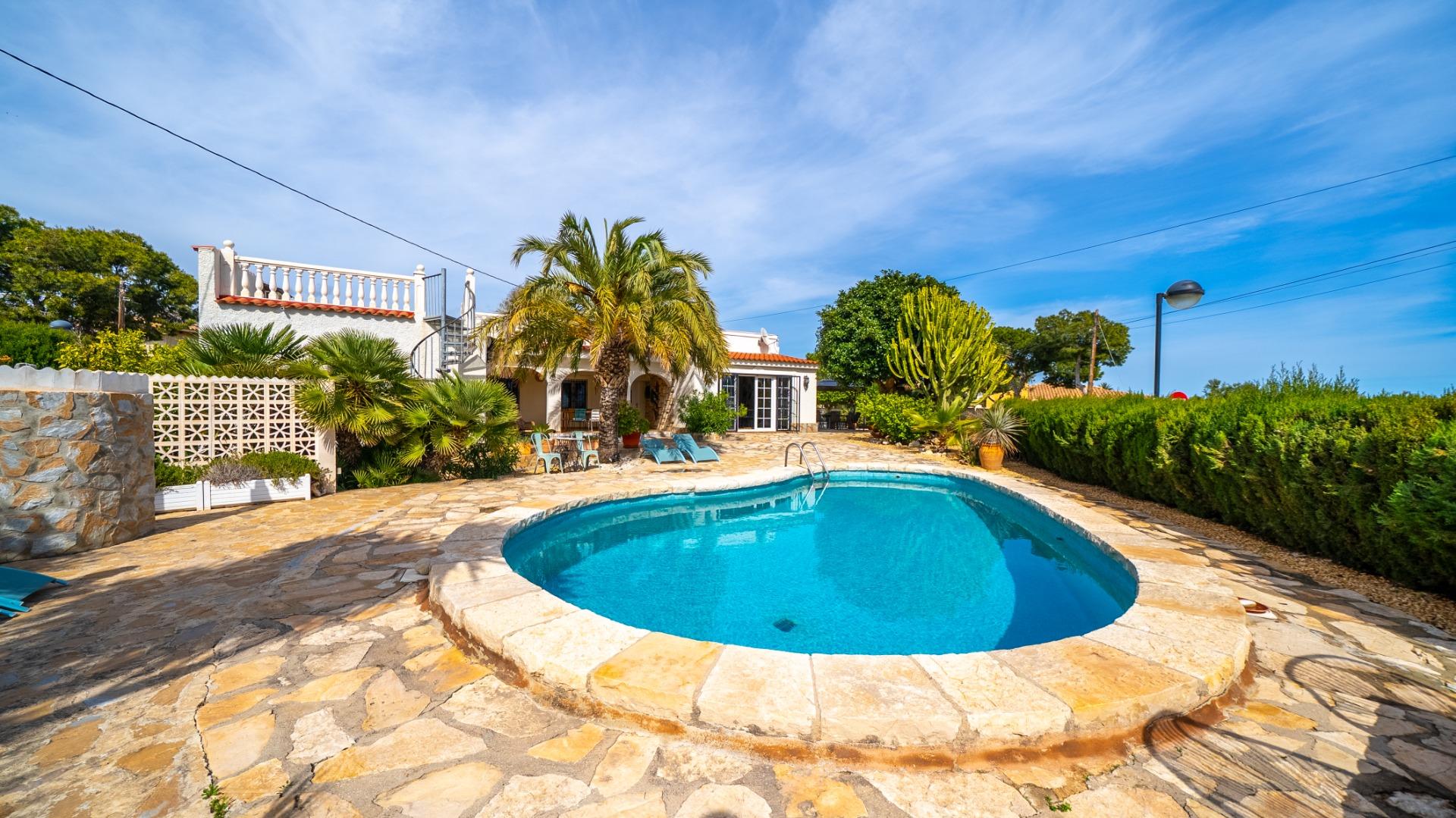 Villa with sea views and private pool in El Campello