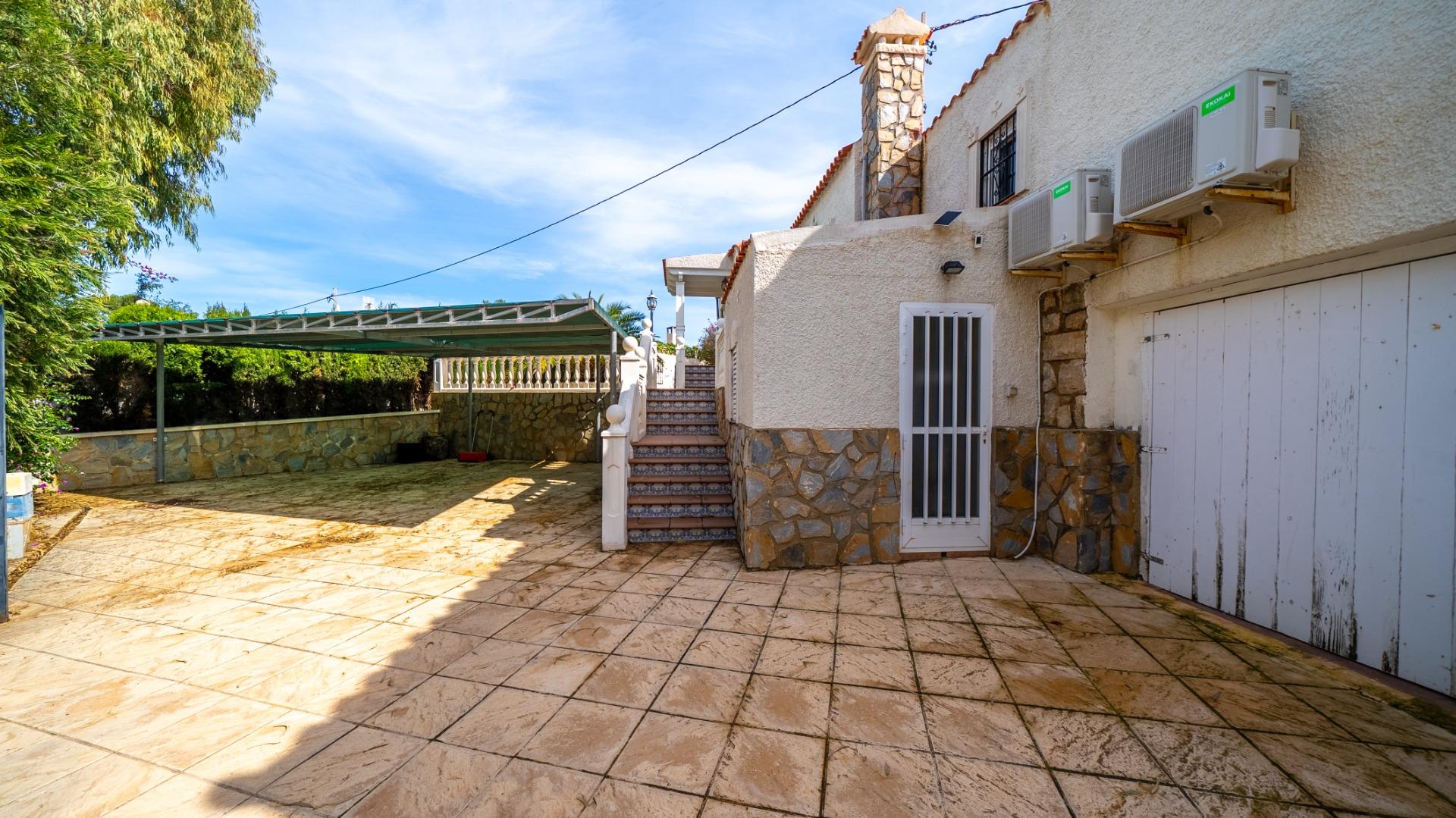 Villa with sea views and private pool in El Campello