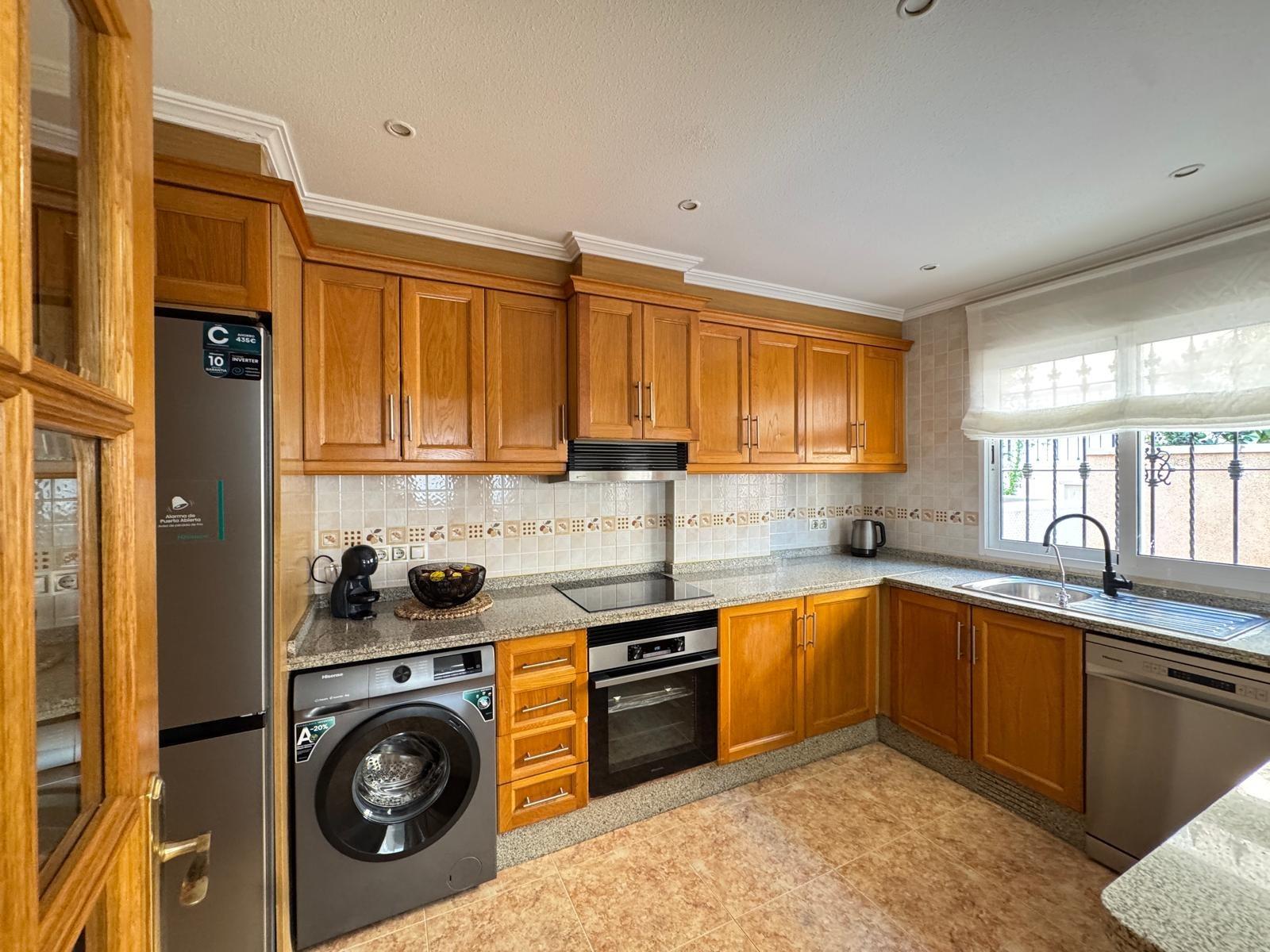 Таунхаус после ремонта в Orihuela Costa с парковкой и участком