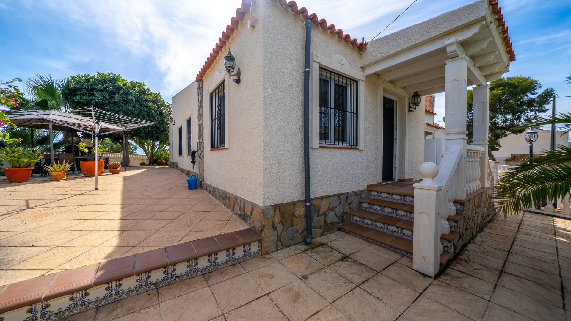 Villa with sea views and private pool in El Campello