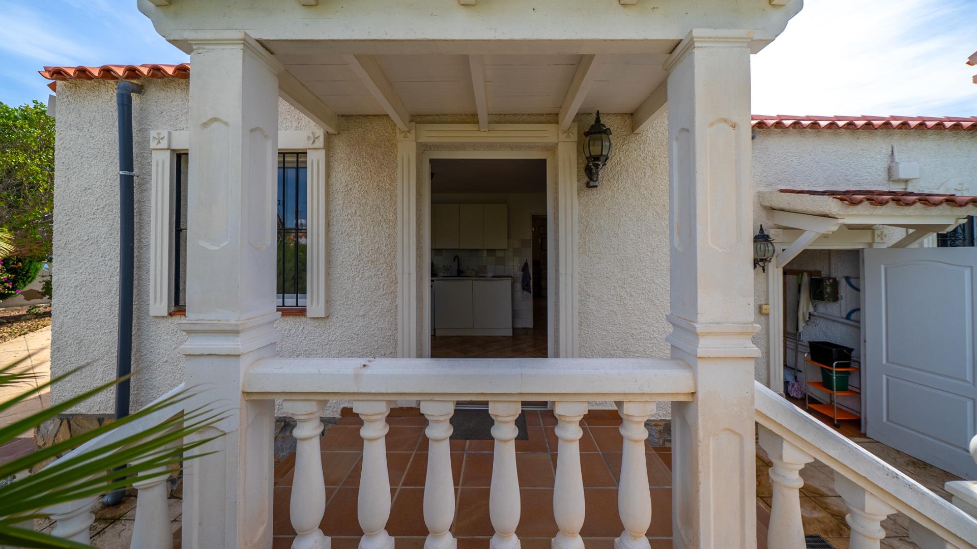 Villa with sea views and private pool in El Campello