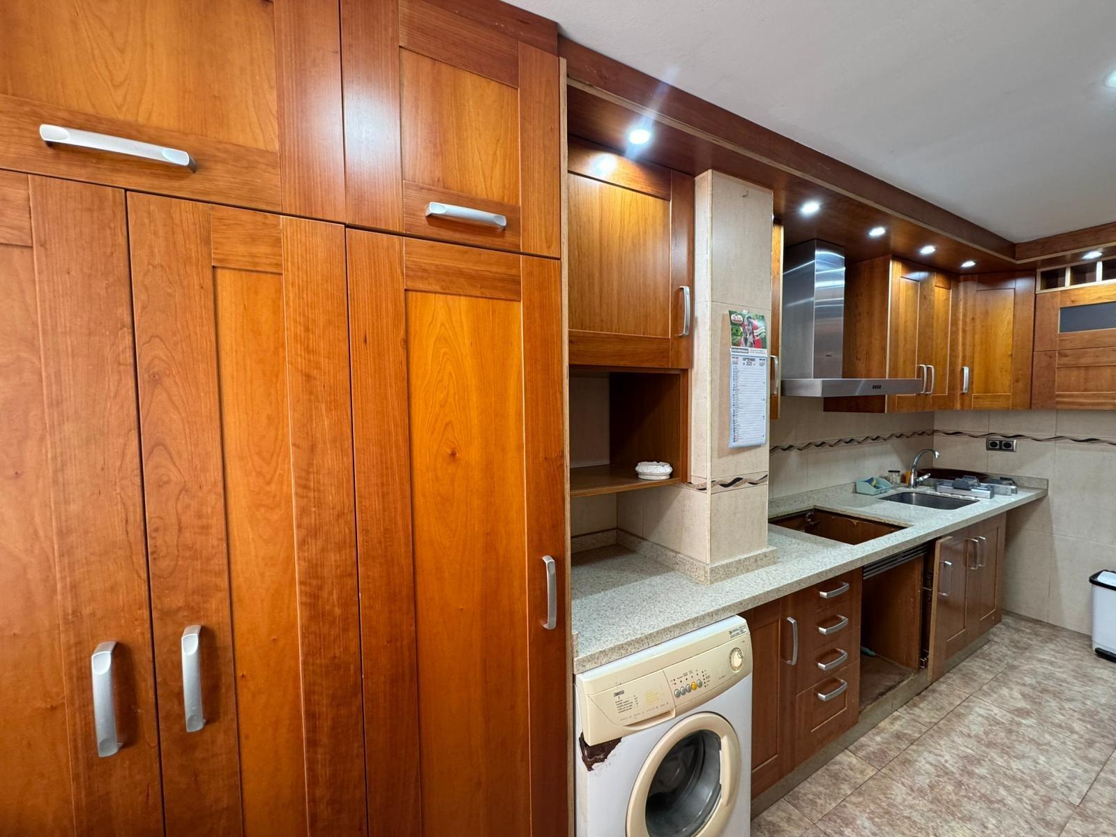 Апартаменты в районе Абанерас рядом с Playa del Cura 2 спальни, 2 санузла, гараж включён