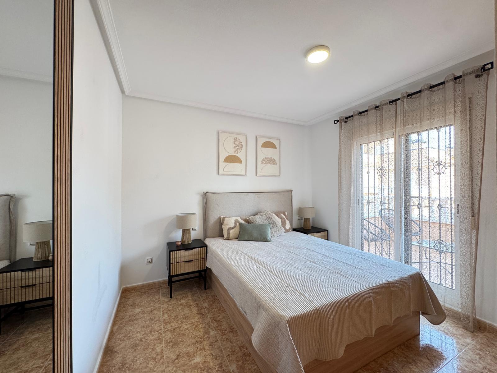 Таунхаус после ремонта в Orihuela Costa с парковкой и участком