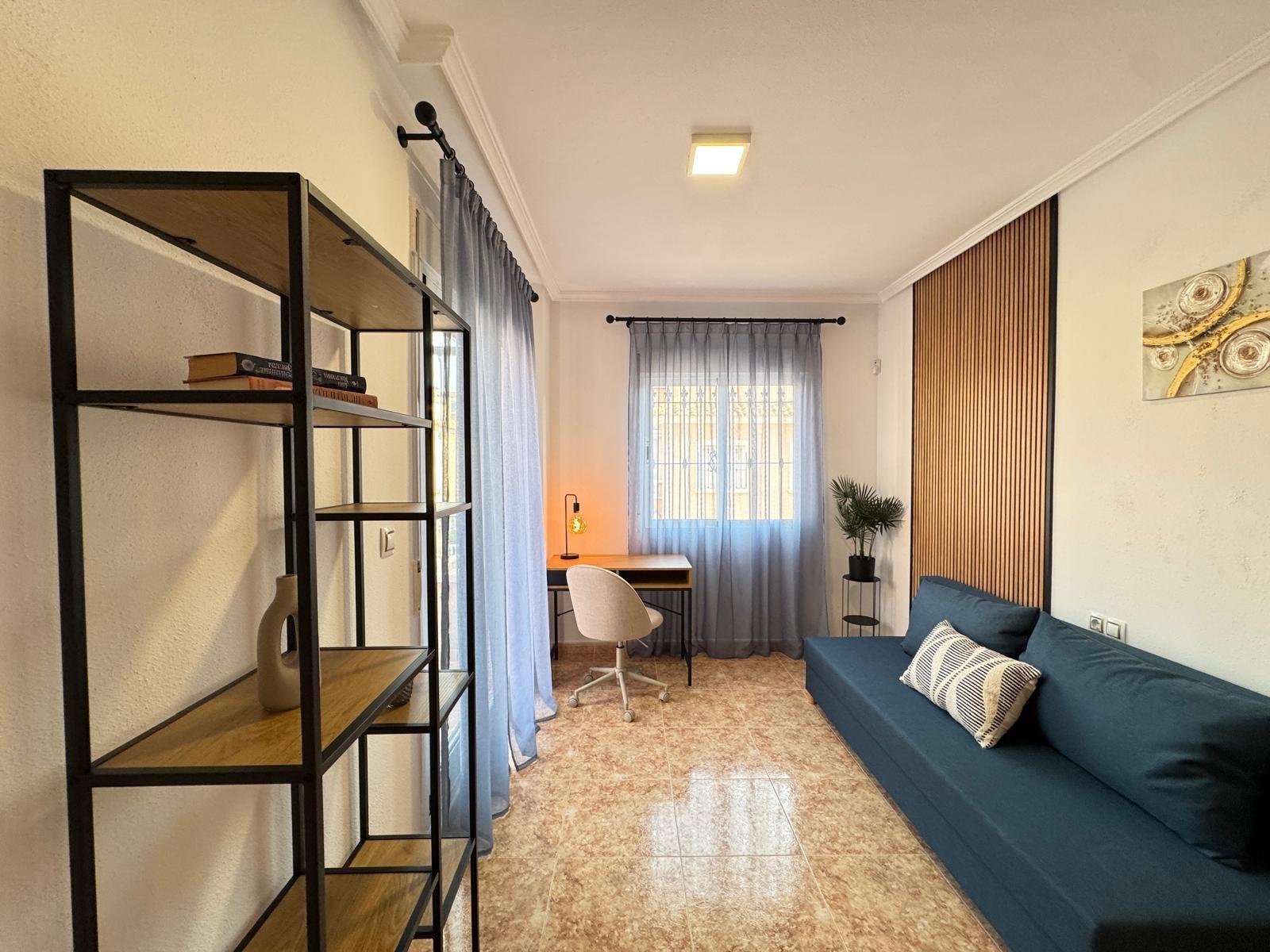 Таунхаус после ремонта в Orihuela Costa с парковкой и участком