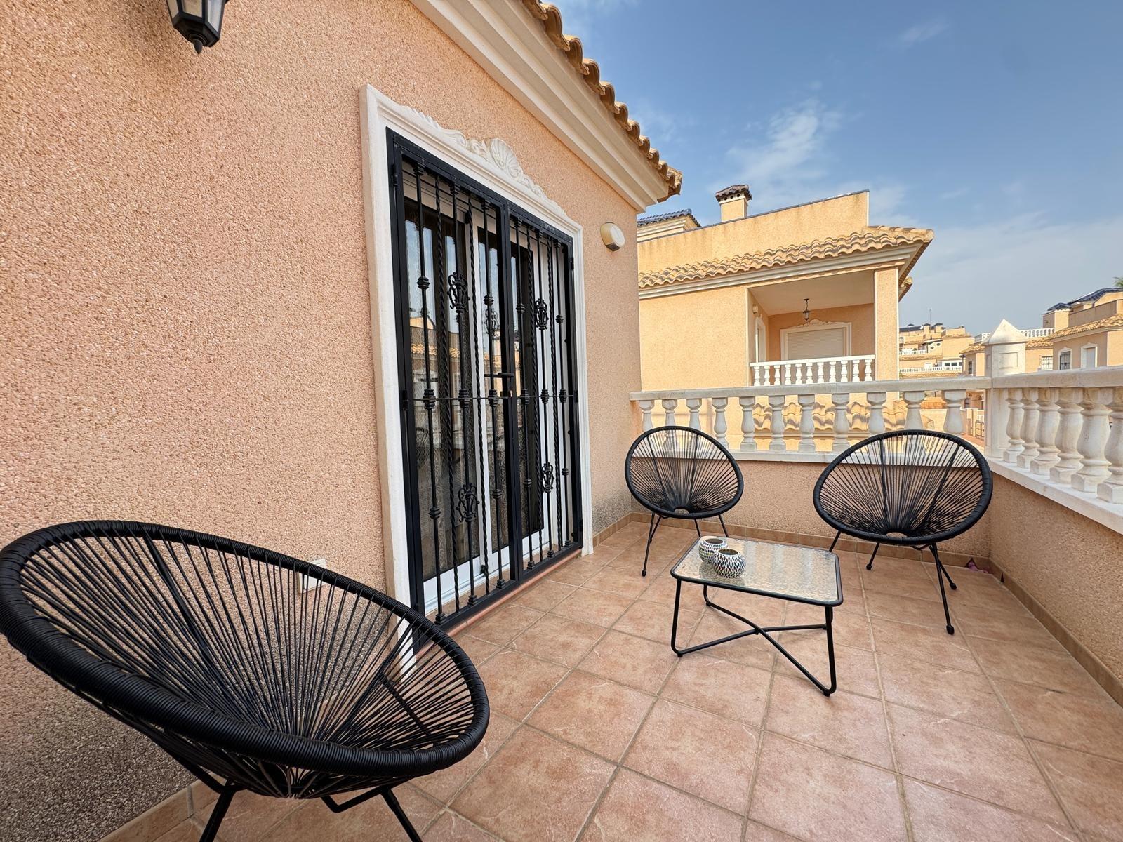 Таунхаус после ремонта в Orihuela Costa с парковкой и участком