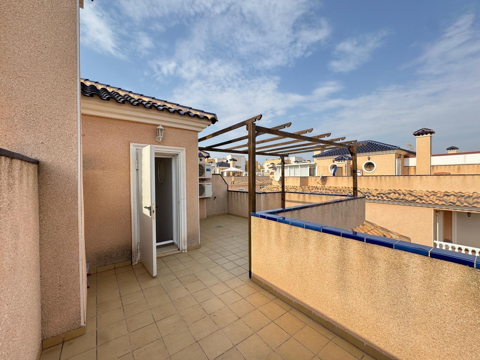 Таунхаус после ремонта в Orihuela Costa с парковкой и участком