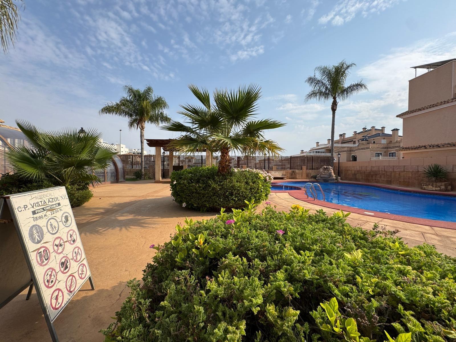 Таунхаус после ремонта в Orihuela Costa с парковкой и участком