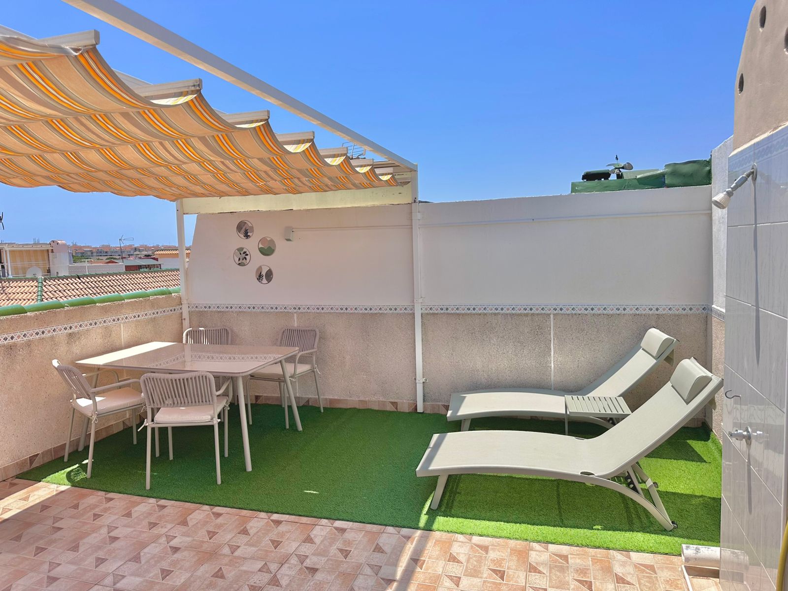 Bungalow in Torrevieja with spacious private solarium, tourist license, and walking distance to the sea
