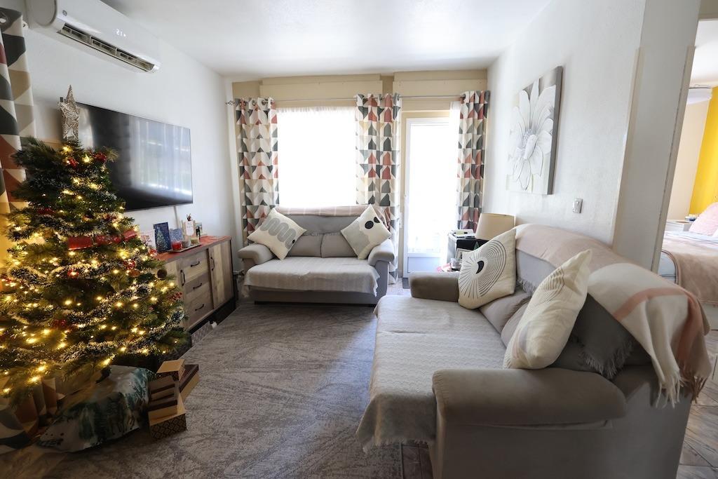 Top-floor bungalow with private solarium and communal pool in El Limonar