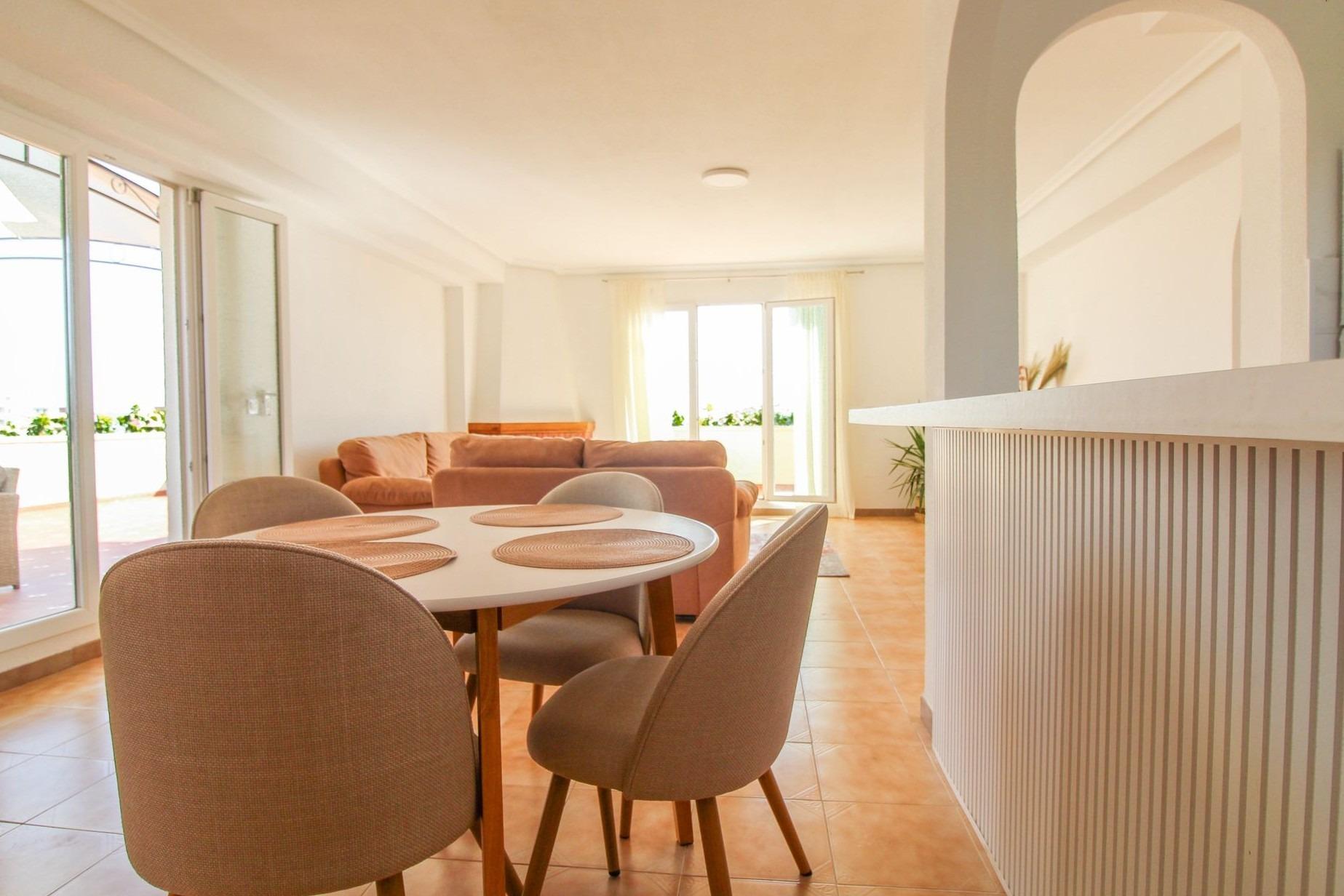 Светлый пентхаус в Punta Prima — 2 спальни, 2 ванные, 97 m², террасы с видом — 247.000€