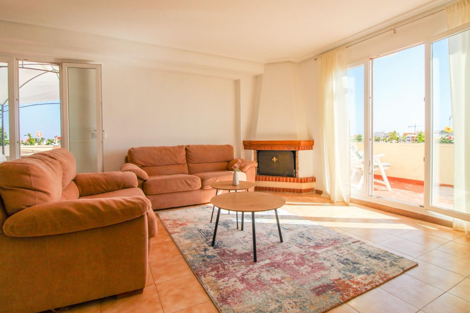 Светлый пентхаус в Punta Prima — 2 спальни, 2 ванные, 97 m², террасы с видом — 247.000€