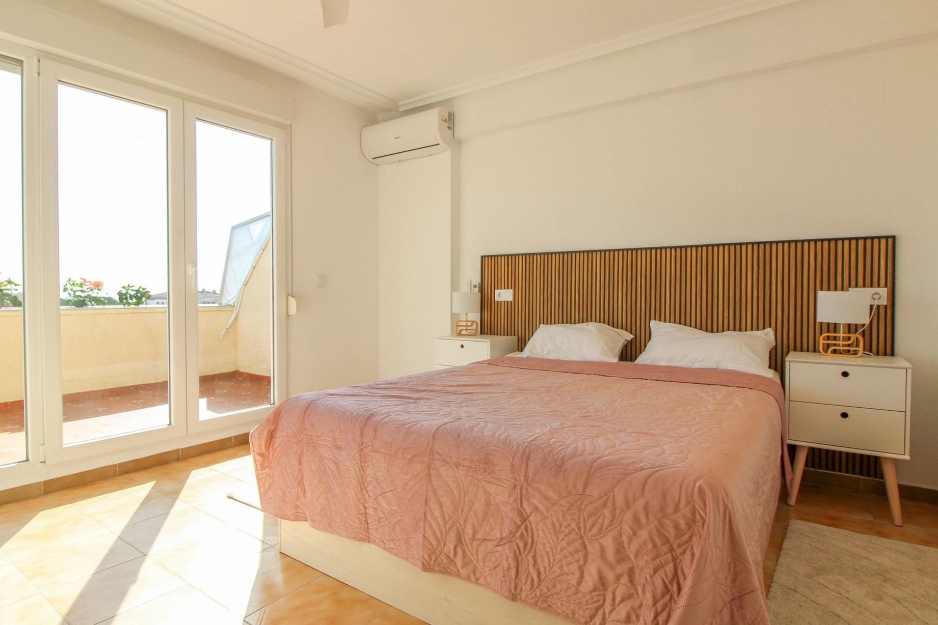 Светлый пентхаус в Punta Prima — 2 спальни, 2 ванные, 97 m², террасы с видом — 247.000€