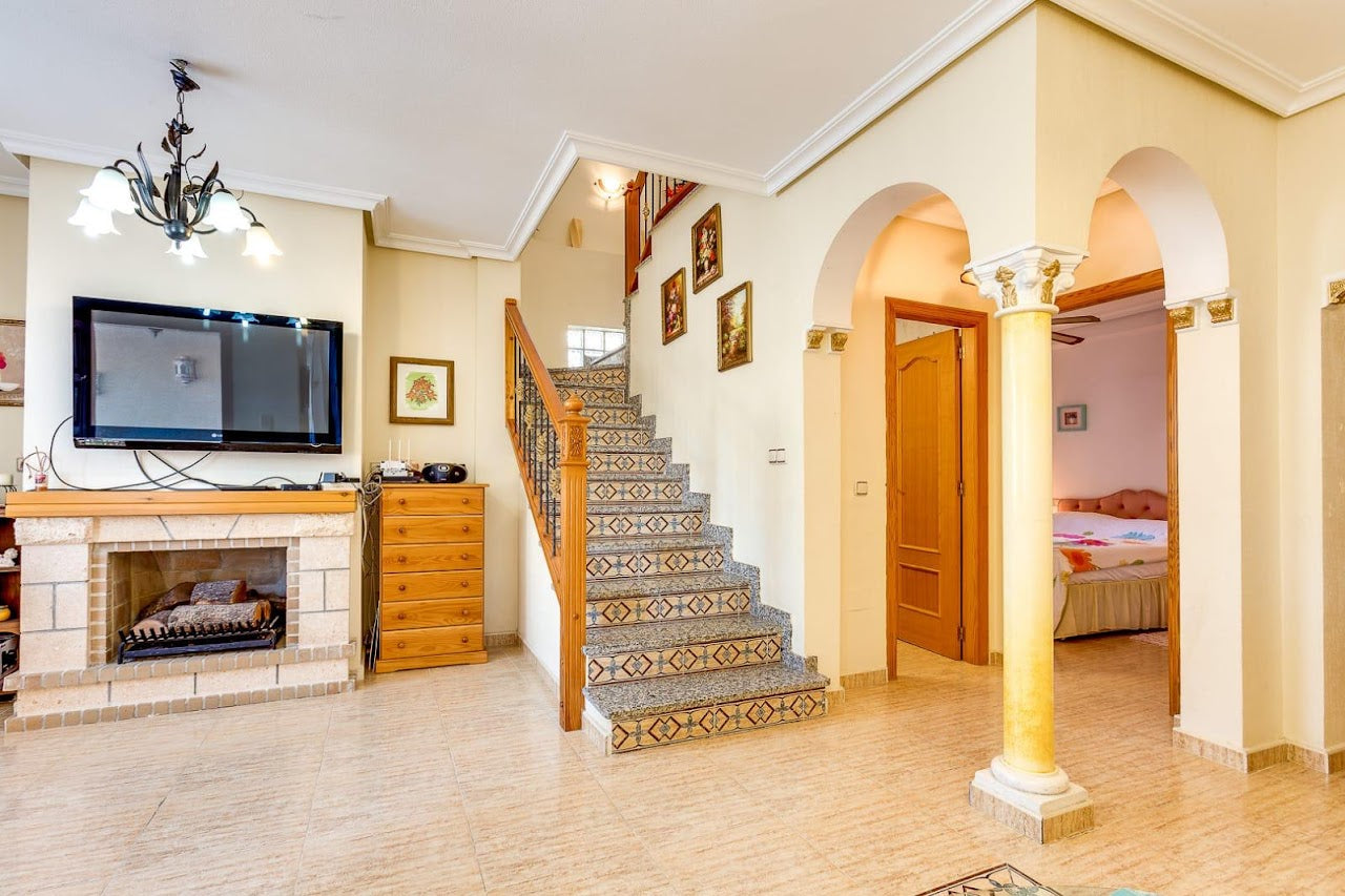 Long-Term Rental – House with Fireplace, Solarium &amp; BBQ Area in El Raso