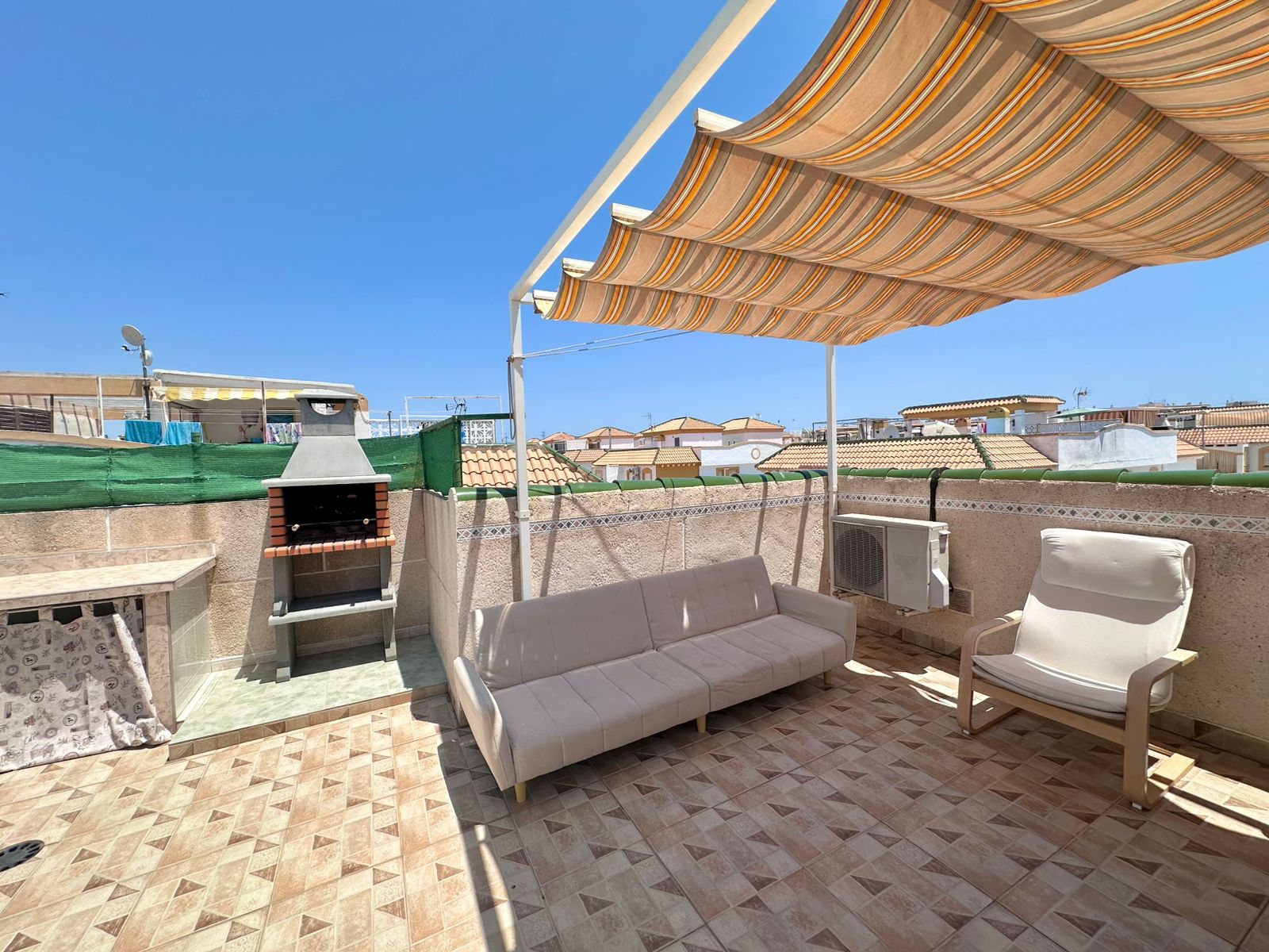 Бунгало в Торревьехе с просторным солярием, туристической лицензией и шаговой доступностью до моря