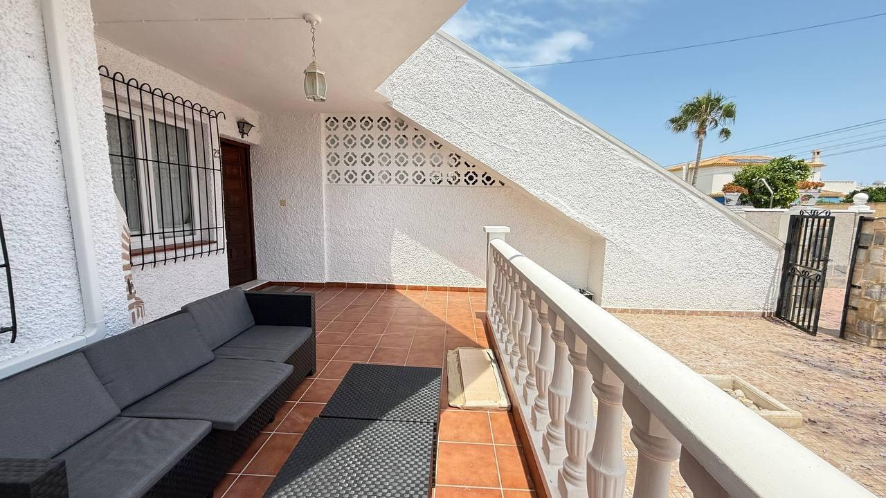 Renovated ground-floor bungalow in Cabo Roig — 800 m to the beach