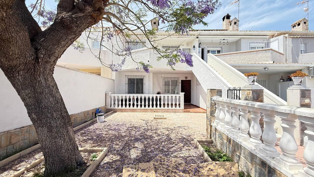 Renovated ground-floor bungalow in Cabo Roig — 800 m to the beach