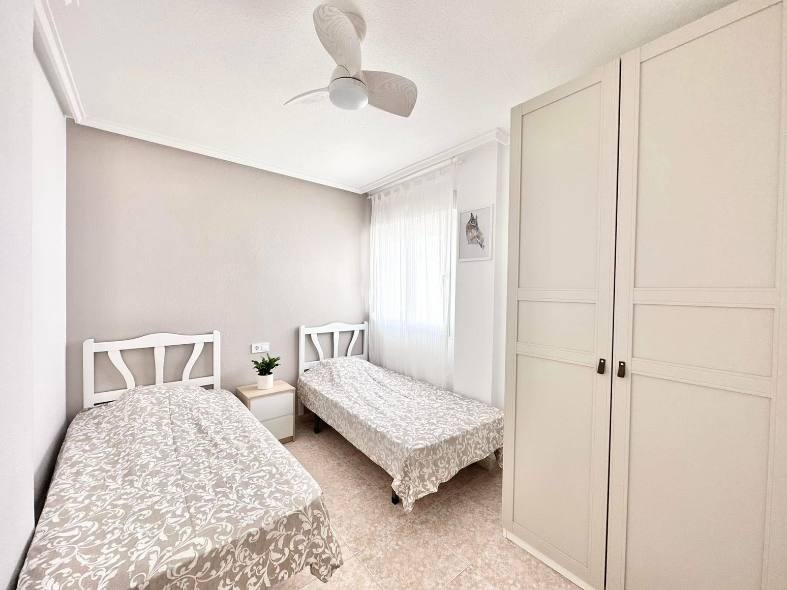 Бунгало в Торревьехе с просторным солярием, туристической лицензией и шаговой доступностью до моря