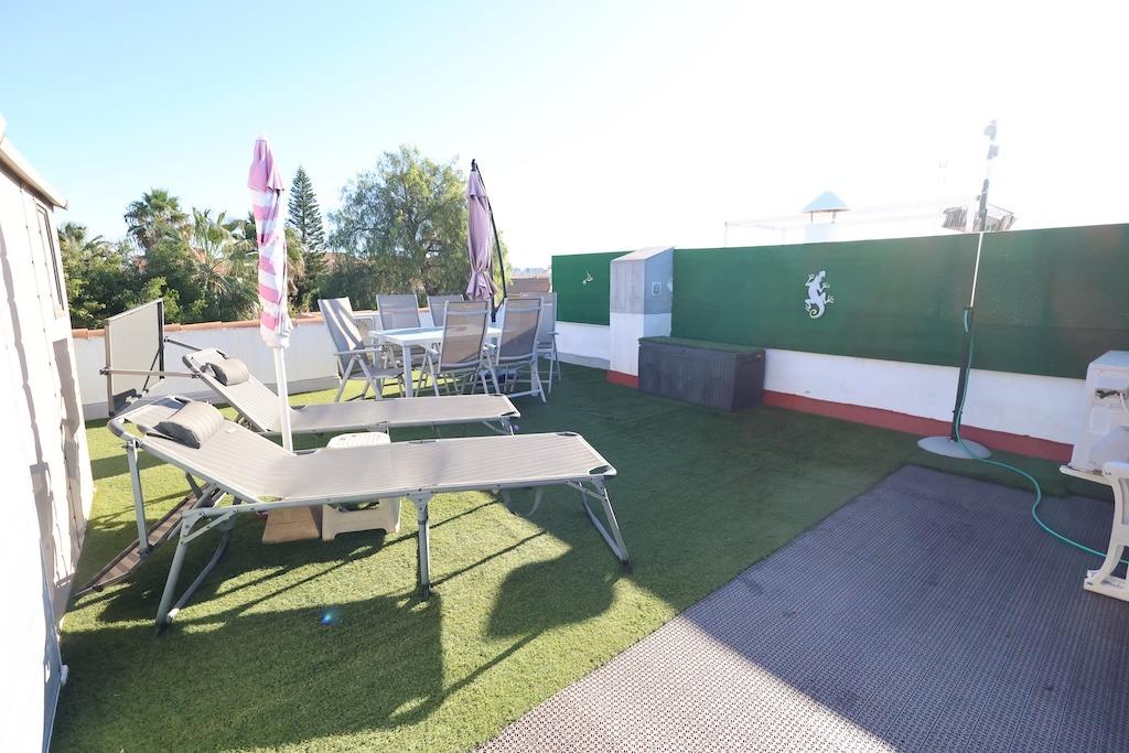 Top-floor bungalow with private solarium and communal pool in El Limonar