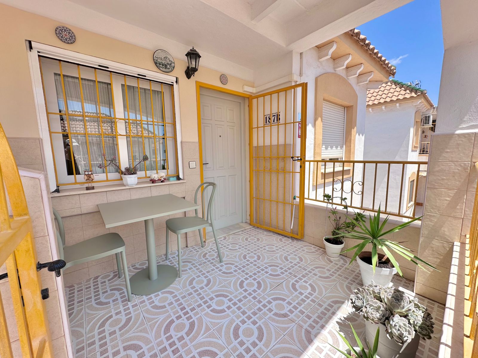 Bungalow in Torrevieja with spacious private solarium, tourist license, and walking distance to the sea