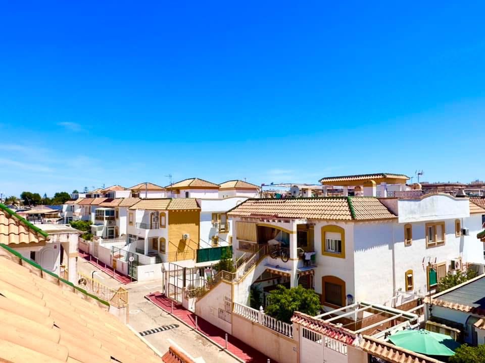 Bungalow in Torrevieja with spacious private solarium, tourist license, and walking distance to the sea