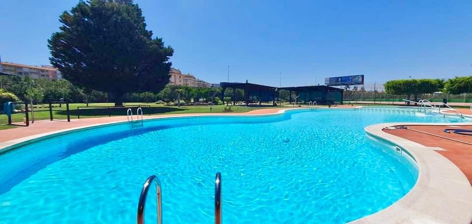 Бунгало в Торревьехе с просторным солярием, туристической лицензией и шаговой доступностью до моря