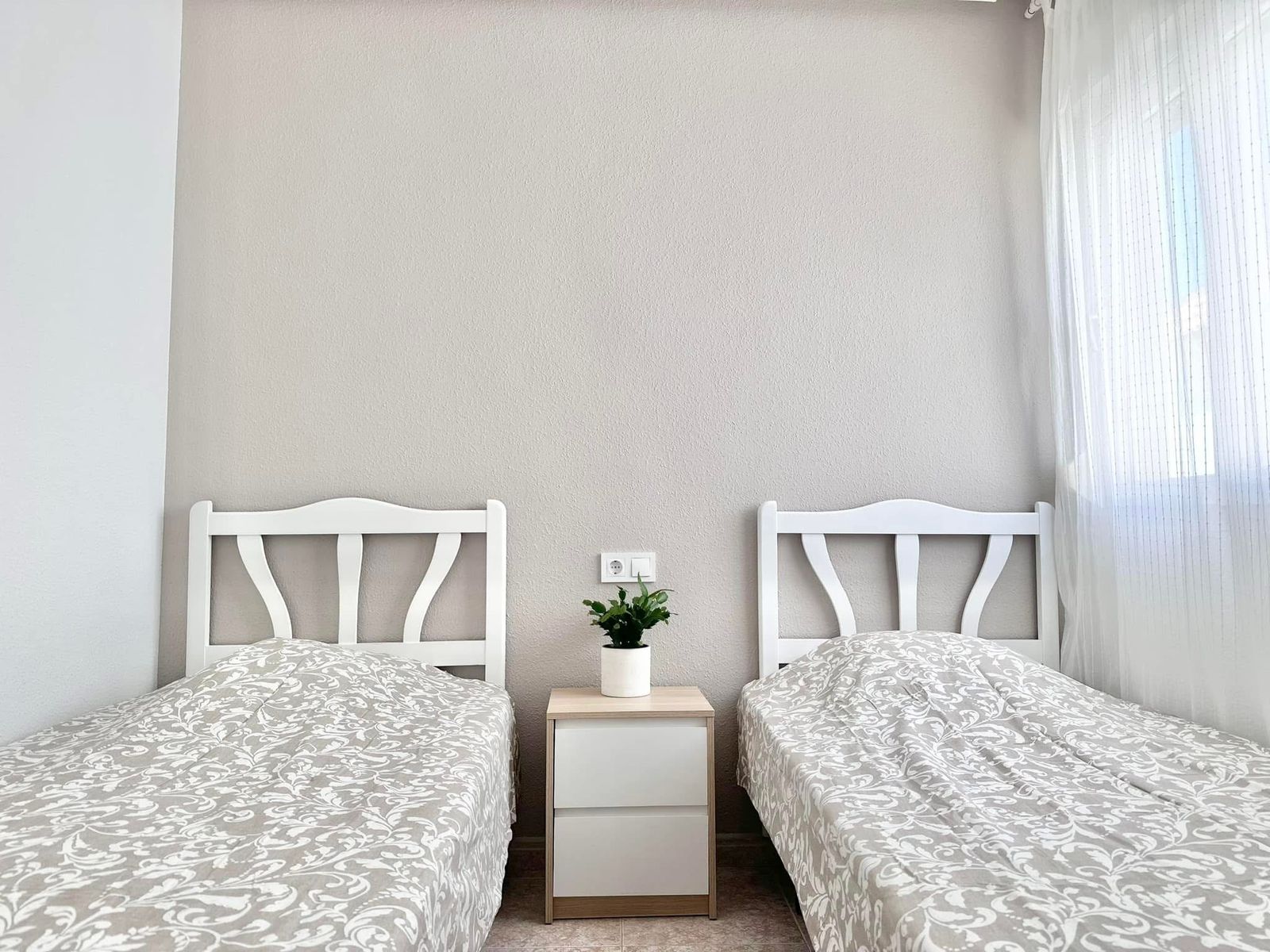 Бунгало в Торревьехе с просторным солярием, туристической лицензией и шаговой доступностью до моря